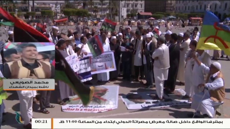 الناشط بميدان الشهداء محمد الصويعي يقول بأن المتظاهرون اليوم رفعوا شعار ( من المساجد إلى ميادين نصرة ثورة التكبير )