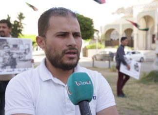 صحفيون يحتجون -بميدان الجزائر- تنديدا باختطاف زميليهما صحفيا (قناة ليبيا لكل الأحرار) من قبل مليشيات حفتر.