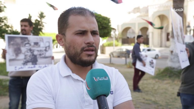 صحفيون يحتجون -بميدان الجزائر- تنديدا باختطاف زميليهما صحفيا (قناة ليبيا لكل الأحرار) من قبل مليشيات حفتر.