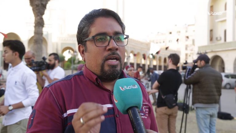 “الصحفي ليس إرهابيا” للمزيد استمع لكلمة أسامة الرياني، ضمن الوقفة الاحتجاجية للصحفين المنددين بانتهاك مليشيات حفتر لحقوق الصحافة.