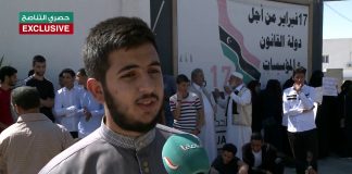 “صفوان القماطي” أحد طلبة التعليم الشرعي: “إن سبب تواجدنا هنا هو ظلم وزير التعليم لنا؛ كطلبة التعليم الديني”.