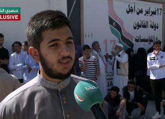 “صفوان القماطي” أحد طلبة التعليم الشرعي: “إن سبب تواجدنا هنا هو ظلم وزير التعليم لنا؛ كطلبة التعليم الديني”.