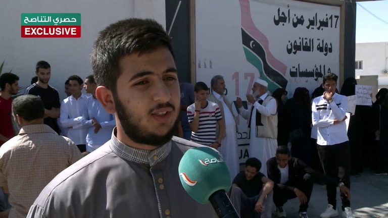 “صفوان القماطي” أحد طلبة التعليم الشرعي: “إن سبب تواجدنا هنا هو ظلم وزير التعليم لنا؛ كطلبة التعليم الديني”.