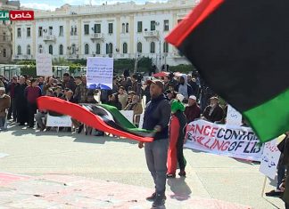 أحد المشاركين في مظاهرات ميدان الشهداء اليوم يهدي انشودة لمدينة طرابلس