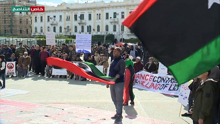 أحد المشاركين في مظاهرات ميدان الشهداء اليوم يهدي انشودة لمدينة طرابلس