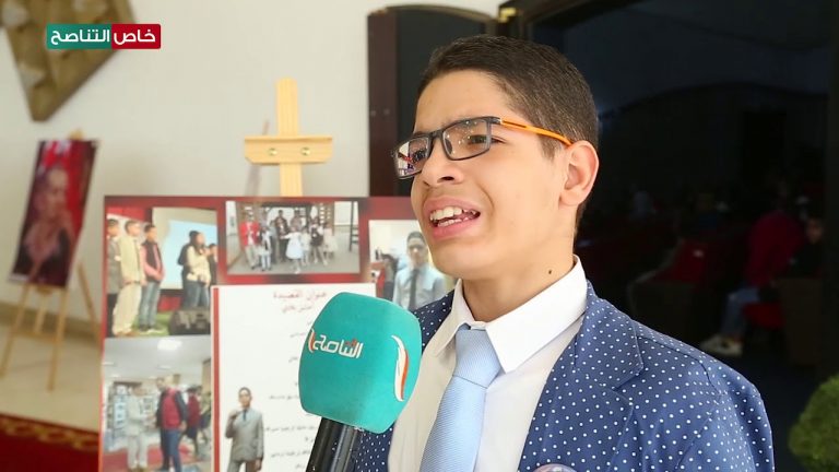 شاهد أحد الأطفال النازحين يتحدث بحرقة عن الأوضاع في ليبيا