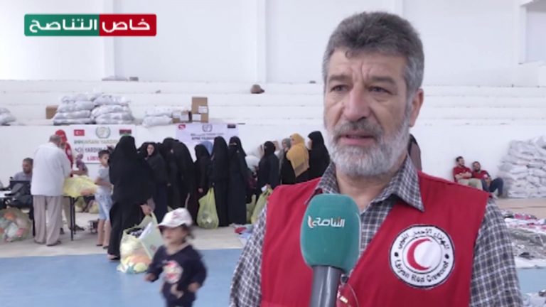 جانب من ما قام به الهلال الأحمر الليبي بصالة الألعاب الرياضية بنادي الإتحاد المصراتي من توزيع مساعدات ” ملابس” للأسر المحتاجة المسجلة بالفرع – 9 – 05 – 2020