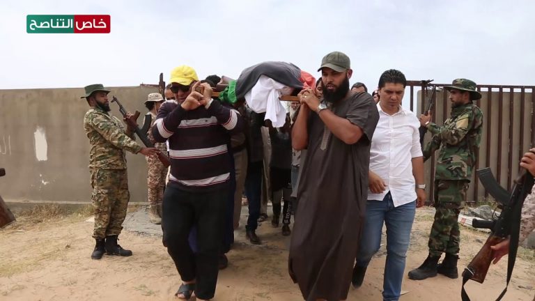 عدسة التناصح | صلاة الجنازة على الشهيد المقدم جاب الله الزوام التابع لإدارة الهندسة العسكرية والذي استشهد أثناء نزعه للألغام من منازل المدنيين