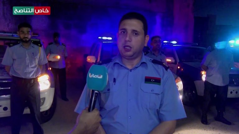 عدسة التناصح | حملة الحرس البلدي فرع الزاوية لقفل المحلات وتطبيق حظر التجول بالتعاون مع قسم النجدة بمديرية أمن الزاوية