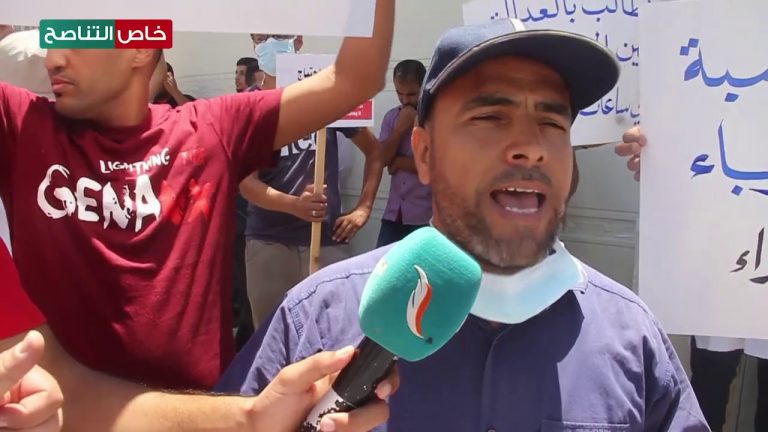 شاهد | محتجون أمام مقر المجلس الرئاسي يطالبون بإقالة إدارة شركة الكهرباء وإيجاد حلول للأزمة