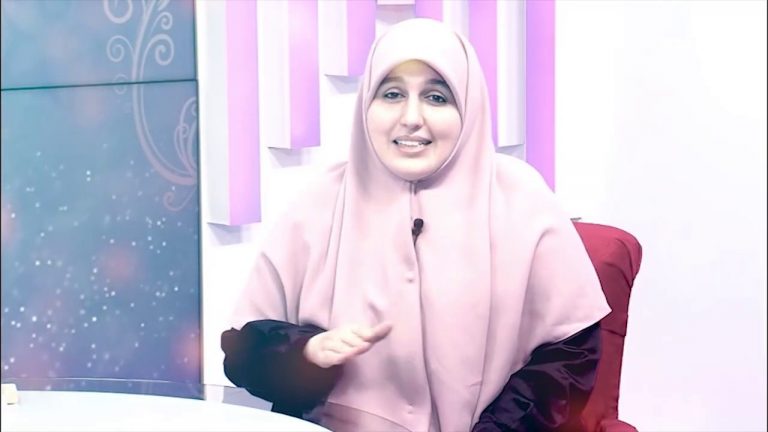 في رحابها برنامج يهتم بقضايا المرأة ودورها في الأسرة والمجتمع مع د. هالة سمير ومنى الشيباني يأتيكم على قناة التناصح الفضائية في الأوقات التالية: