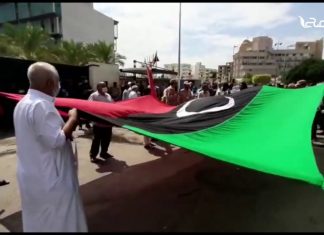 عدسة التناصح ترصد لكم أهم الشعارات والهتافات التي نادى بها المتظاهرون صباح اليوم أمام مقر المجلس الرئاسي