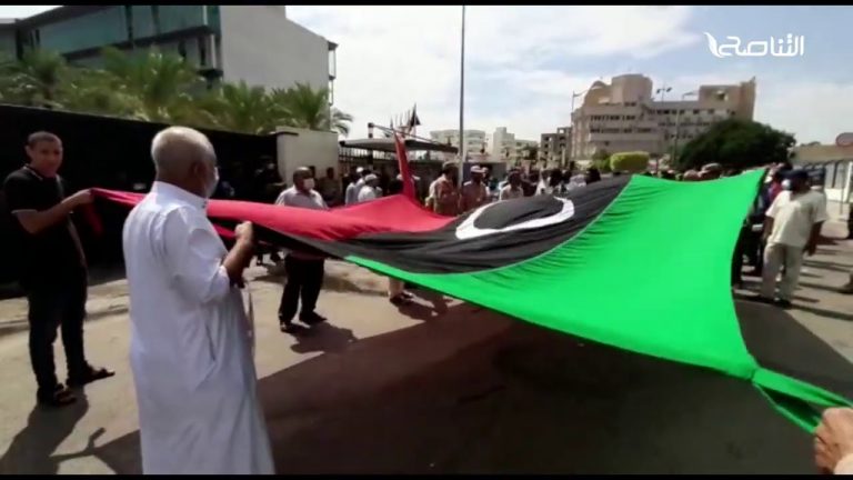 عدسة التناصح ترصد لكم أهم الشعارات والهتافات التي نادى بها المتظاهرون صباح اليوم أمام مقر المجلس الرئاسي