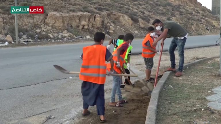 تابعت عدسة التناصح أمس الخميس انطلاق حملة نظافة وتشجير واسعة بمنطقة الداوون التابعة لبلدية ترهونة نظمها شباب المنطقة تحت شعار “نحبوها وبيدينا نبنوها” وتستمر الحملة حتى 19 من سبتمبر الجاري