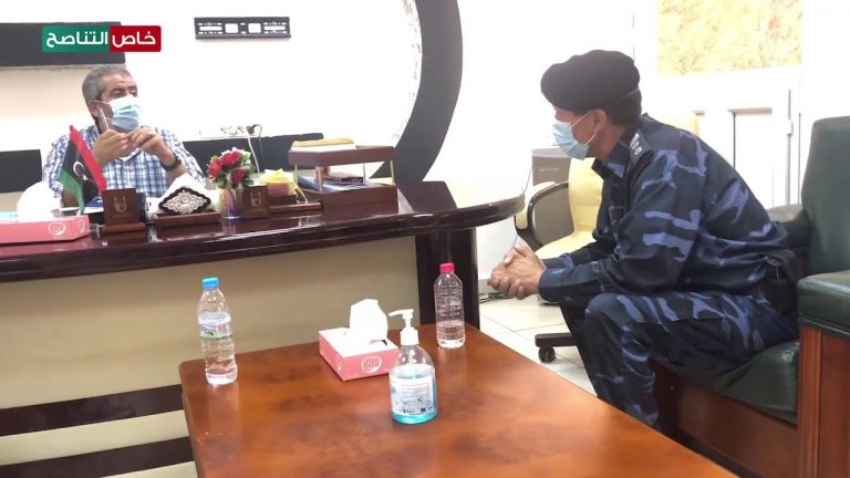 عدسة التناصح | جانب من اجتماع رئيس المجلس التسييري لبلدية ترهونة محمد الكشر بالعقيد إبراهيم الأشهب المكلف بإدارة الدعم المركزي فرع ترهونة