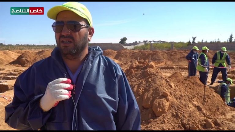 تابعت عدسة التناصح أمس الخميس عمل هيئة البحث عن المفقودين بترهونة في انتشال 14 جثة من 3 مقابر جماعية بمشروع الربط في ترهونة