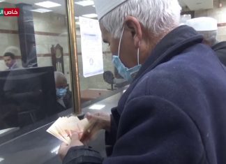 عدسة التناصح – توزيع السيولة النقدية في مصرف شمال أفريقيا فرع ترهونة أمس الأحد، حيث حدد سقف السحب 700 دينار لكل فرد وسط إجراءات احترازية من فيروس كورونا