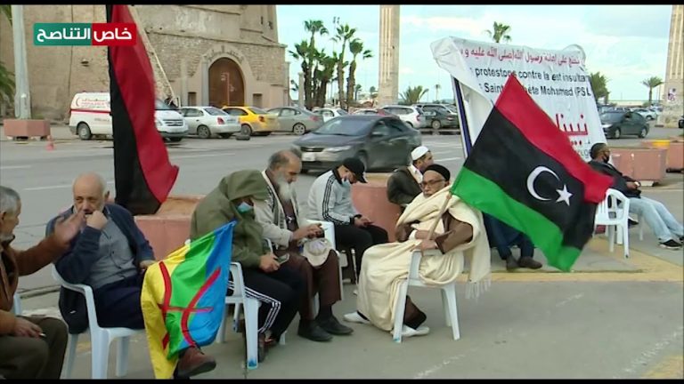 عدسة التناصح | رغم برودة الطقس إلا أن ميدان الشهداء بالعاصمة طرابلس لم يخلو اليوم من بعض المحتجين على الإساءة لرسول الله صلى الله عليه وسلم