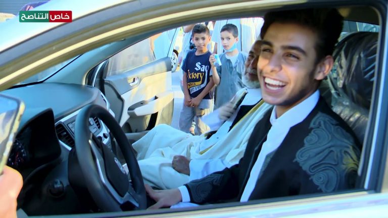 عدسة التناصح ترصد لحظة استلام الفائز بالترتيب الأول في مسابقة تاجوراء للقرآن الكريم “أحمد العالم” لجائزته في ختام المسابقة اليوم