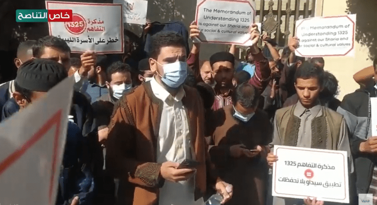 شاهد | جانبا من وقفة احتجاجية أمام رئاسة الوزراء ضد توقيع الحكومة لاتفاقية “1325 بخصوص حقوق المرأة” لمخالفتها الشريعة الإسلامية