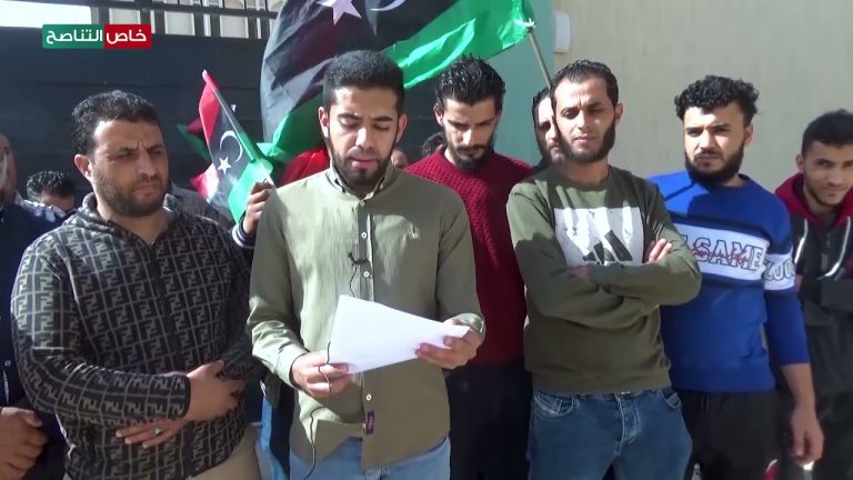 بيان ثوار وأهالي مدينة ترهونة من أمام مكتب مفوضية الانتخابات: نرفض إجراء العملية الانتخابية بناء على قانون انتخابات معيب يسمح للمجرمين والمتورطين في جرائم الحرب والمقابر الجماعية بالترشح لرئاسة البلاد.