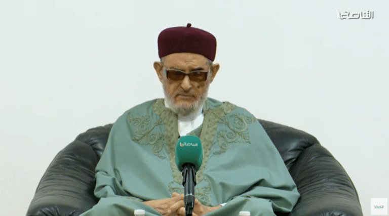 الشيخ د. الصادق بن عبدالرحمن الغرياني خلال لقائه طلبة العلم بالمعهد العالي للعلوم الشرعية بتاجوراء: التصدي للباطل والدفاع عن الحق ومواجهة الظلم والبغي والأنحراف السياسي أو الإجتماعي هو مسؤولية العلماء وأولى أولوياتهم.