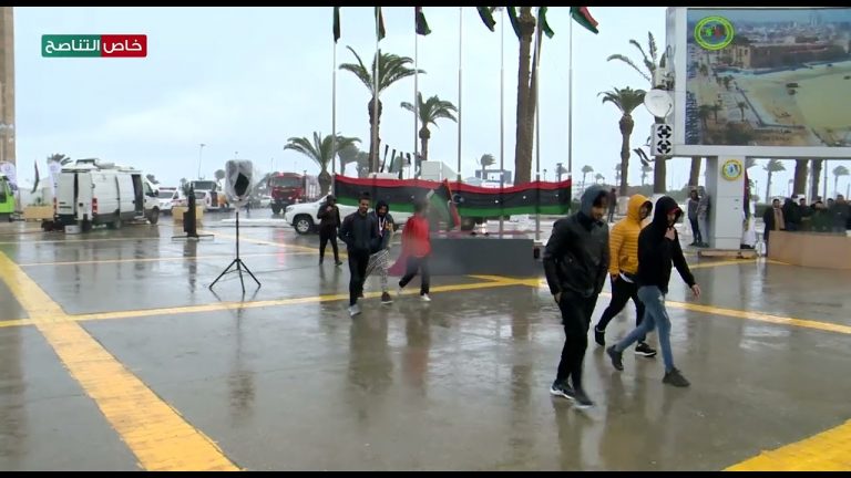 عدسة التناصح | لحظة هطول الأمطار أمس الخميس على ميدان الشهداء بطرابلس تزامنا مع التكبير وبداية احتفال المواطنين بالذكرى الحادية عشرة من ثورة 17 فبراير..