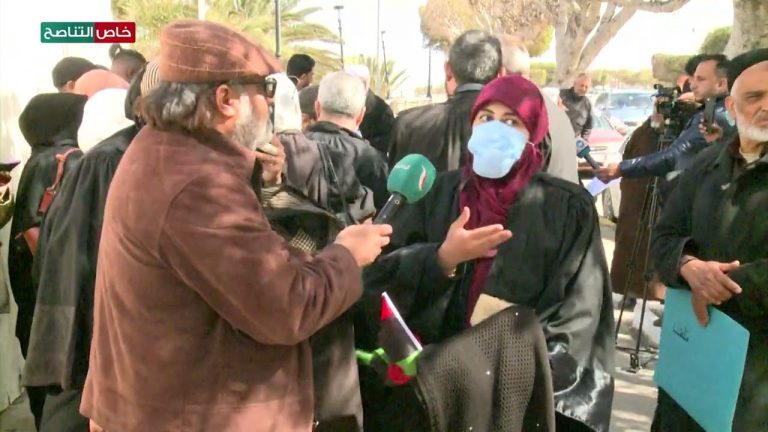 عدسة التناصح | لقاء مع الأستاذه ربيعة محمد المصراتي خلال وقفة لـ محاميين وناشطين مدنيين من أمام فندق المهاري للمطالبة بإسقاط مجلسي النواب والدولة: أستغرب من قضاء لايتم تفعيل أحكامه بخصوص الدائرة الدستورية والحكم الصادر من سنة 2020م