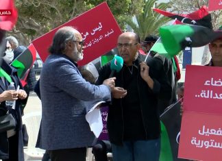 عدسة التناصح| النّاشط المدني “يوسف البخبخي” من أمام المحكمة العليا – طرابلس في الوقفة الاحتجاجية السّادسة المطالبة بتفعيل الدائرة الدستورية: الدولة الحديثة لا تقوم في غياب القضاء والدستور؛ فمجلس النّواب قام على أساس من شرعية انتخابية انتهى بأمره إلى شرعية انقلابية