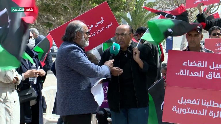 عدسة التناصح| النّاشط المدني “يوسف البخبخي” من أمام المحكمة العليا – طرابلس في الوقفة الاحتجاجية السّادسة المطالبة بتفعيل الدائرة الدستورية: الدولة الحديثة لا تقوم في غياب القضاء والدستور؛ فمجلس النّواب قام على أساس من شرعية انتخابية انتهى بأمره إلى شرعية انقلابية