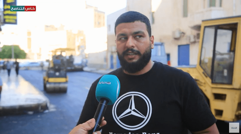 عدسة التناصح | لقاء مع نادر الممدود – سكان شارع كندي خلال أعمال تعبيد شارع الكِندي المتفرع من شارع عمر المختار من قبل شركة الخدمات العامة، حيث يعتبر شارع الكِندي أحد الشوارع الحيوية بالعاصمة طرابلس لانتشار المحال التجارية بداخله.