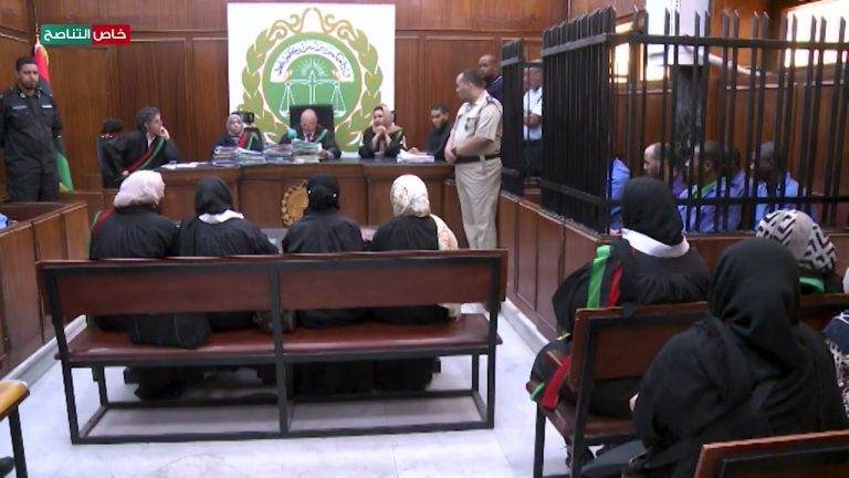 عدسة التناصح| لحظة نطق حكم محكمة استئناف طرابلس بعدم اختصاص القضاء المدني في قضية مذبحة سجن أبوسليم وإحالتها إلى القضاء العسكري..