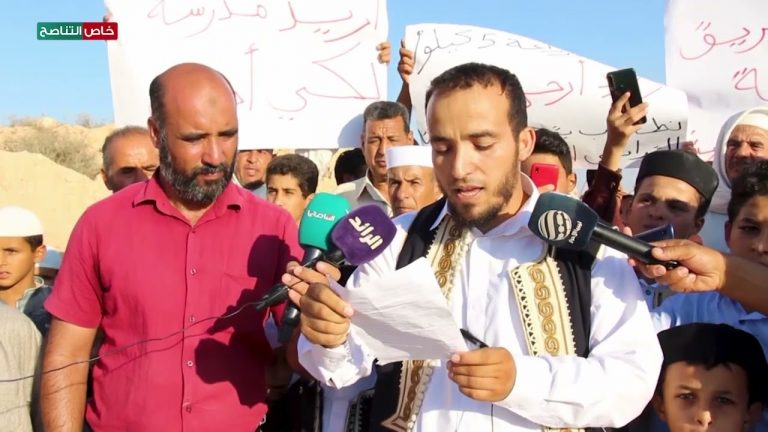 عدسة التناصح | بيان أهالي منطقة أولاد أرحومة بترهونة بشأن معاناتهم من الطريق: نطالب الحكومة بصيانة الطريق المتهالك البالغ طوله أكثر من 4 كيلومتر، وضرورة بناء مدرسة صالحة لتعليم أبنائنا.