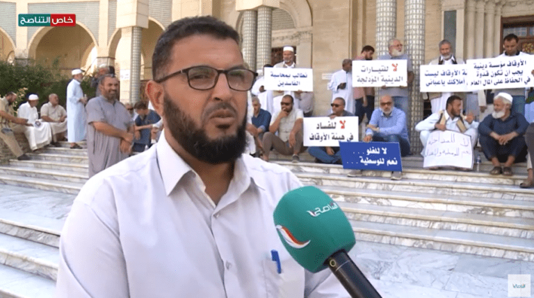 عدسة التناصح| جانب من آراء المتظاهرين في الوقفة الاحتجاجية اليوم بميدان الجزائر بالعاصمة طرابلس المناهضة لسيطرة التّيـار المدخلي على هيئة الأوقاف، والفساد المالي للهيئة الذي جاء في تقرير ديوان المحاسبة.