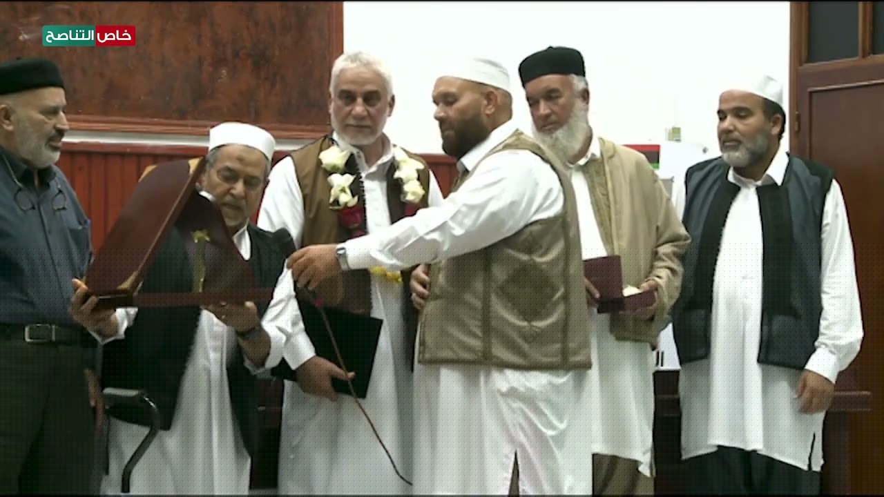 عدسة التناصح | أعضاء رابطة مهجري بنغازي يكرمون مدير الرابطة الأستاذ سعد العبيدي على ما يقدمه من خدمات ومساعدات للمهجرين.