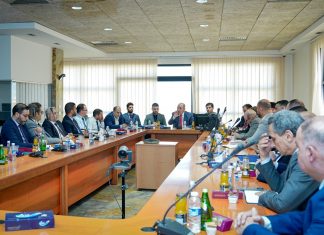 المحافظ المكلف يبحث صرف المرتبات للقطاعات العامة بالدولة في موعدها