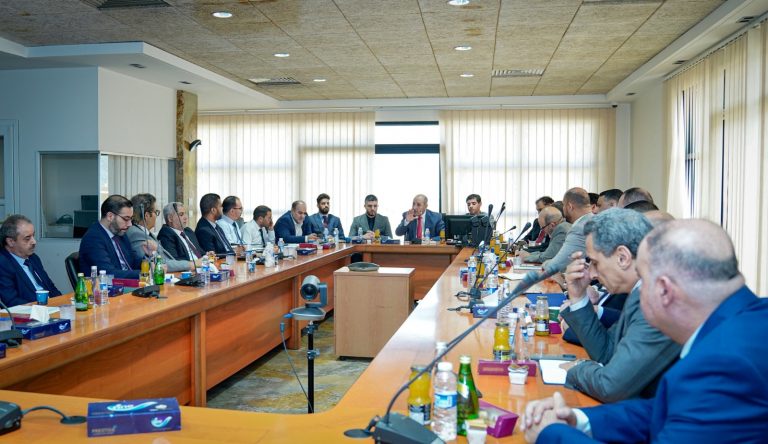 المحافظ المكلف يبحث صرف المرتبات للقطاعات العامة بالدولة في موعدها