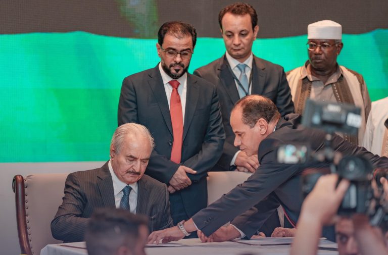 حفتر وعائلته يتربحون من مشاريع الإعمار في ليبيا