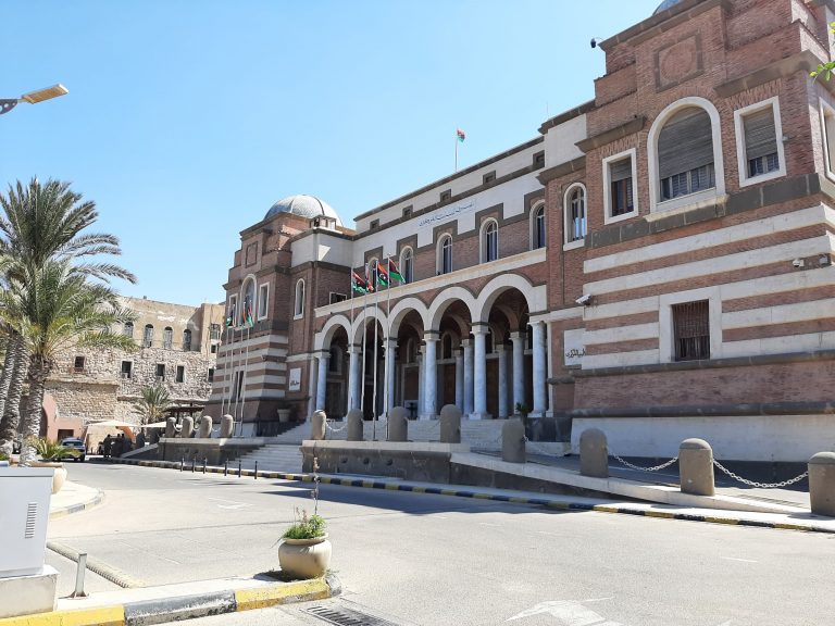 المركزي يمنح المصارف التجارية صلاحية قبول البطاقات الدولية على نقاط البيع المحلية