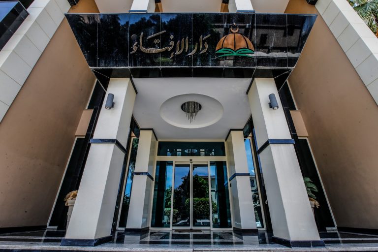 دار الإفتاء الليبية تصدر قرارًا بشأن عقود التوريد.. تحريم بيع الديون وتوفير بدائل شرعية