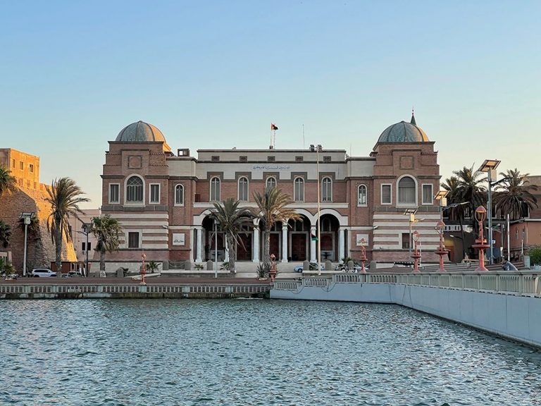 المصرف المركزي يتخذ حزمة من الإجراءات التسهيلية من بينها خفض العمولة على الخدمات اللاكترونية