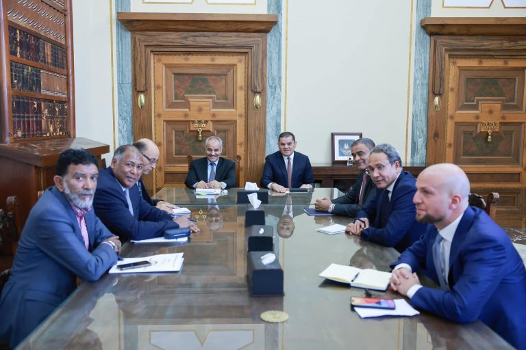 رئيس الحكومة والمصرف المركزي يتفقان على صرف المرتبات بانتظام وتوفير سلع شهر رمضان