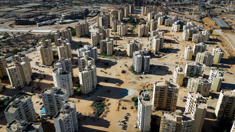 لجنة معالجة ملف الوحدات السكنية بطريق المطار تبدأ أعمالها