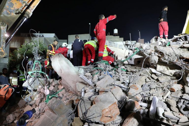 انهيار عمارة سكنية في جنزور يودي بحياة 7 أشخاص