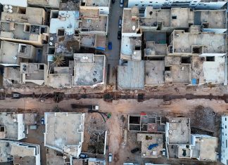 جون أفريك: النهب في إعمار درنة يذكِّر بعهد القذافي