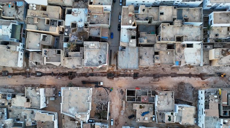 جون أفريك: النهب في إعمار درنة يذكِّر بعهد القذافي