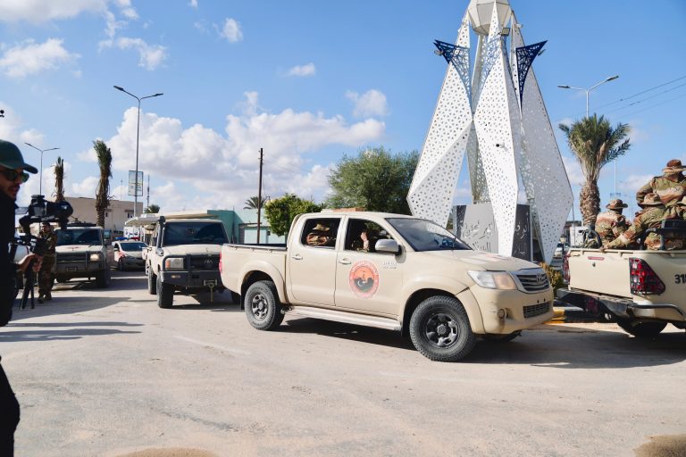 المنطقة العسكرية الساحل الغربي لليوم الثاني تستهدف مواقع وأوكاراً لعصابات التهريب