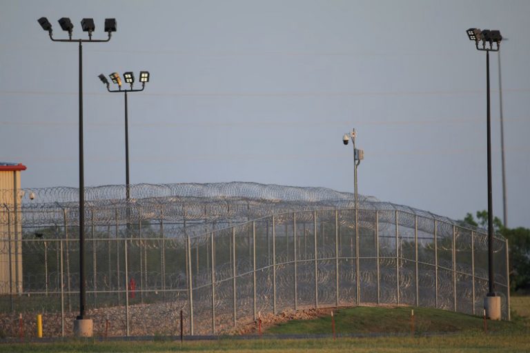 وول سترت تؤكد أن إدارة ترامب قررت نقل المهاجرين عقب تلقيها موافقة من ليبيا