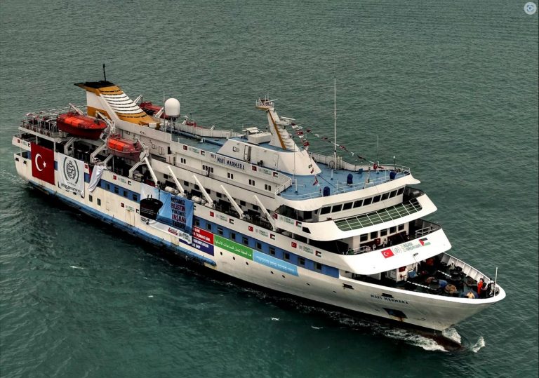 سفينة “الضمير” تصل مصراتة بعد استهدافها بطائرات مسيّرة وهي في طريقها إلى غزة