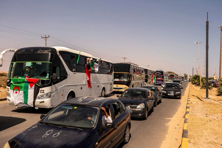 قافلة الصمود توقف مسيرتها في ليبيا وتطالب بالإفراج عن معتقليها